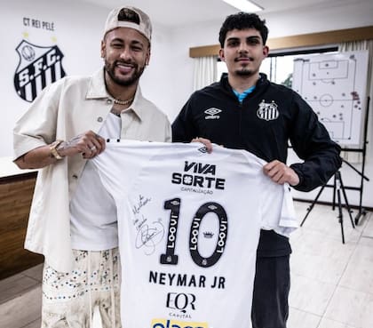 Neymar le obsequió una camiseta autografiada al hincha del Santos
