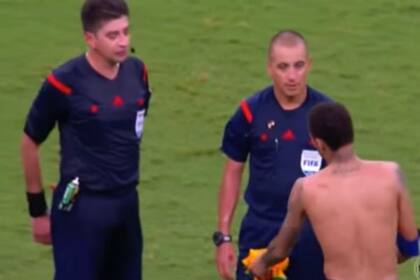 Neymar le ofrece su camiseta al árbitro, quien la rechazó