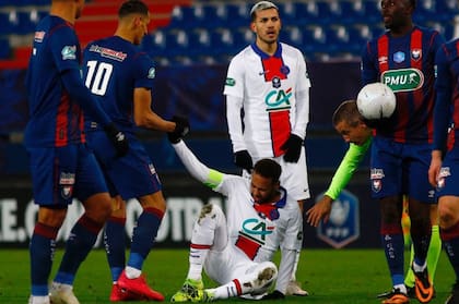 Neymar, lastimado, intenta levantarse frente al Caen