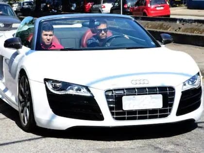 Neymar manejando uno de sus Audi.