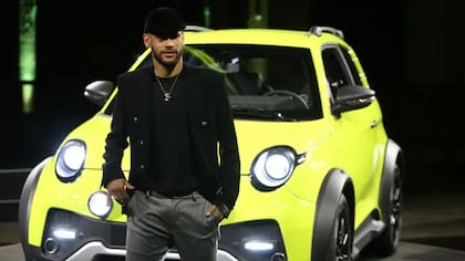 Neymar oficializando su alianza con la marca eléctrica.