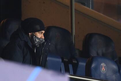 Neymar podría volver esta noche a jugar con el PSG después de más de un mes recuperándose de una lesión