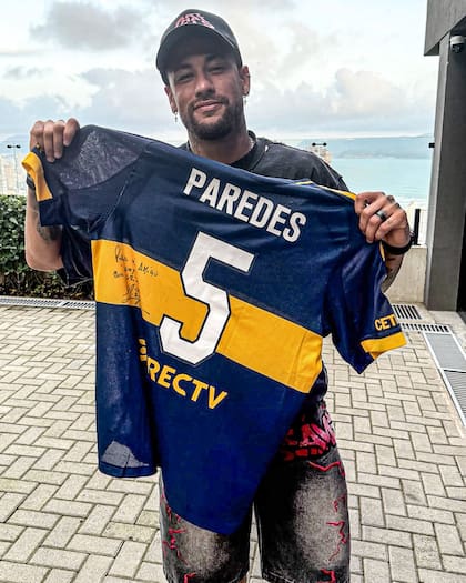 Neymar posa con la camiseta de Boca que le envió su amigo Leandro Paredes