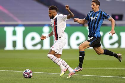 Neymar quedó mano a mano con el arquero y desvió el remate