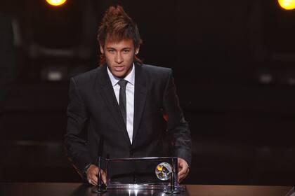 Neymar recibe el premio al mejor gol del 2011
