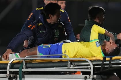 Neymar, retirado de la cancha en camilla tras lesionarse en el encuentro ante Uruguay; no jugará más en 2023