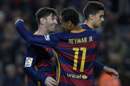 Neymar saluda a Messi, tras el gol de la Pulga