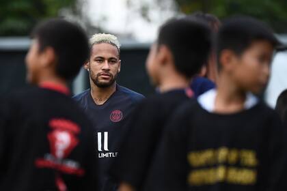 Neymar se entrena en PSG, aunque su futuro en ese club es incierto.