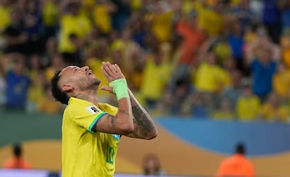 Neymar se lamenta por una ocasión desperdiciada en el empate de Brasil ante Venezuela; este martes enfrentará a Uruguay