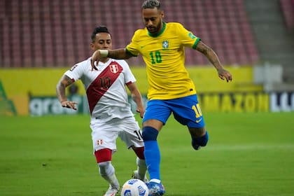 Neymar se lleva la pelota mientras el peruano Christian Cueva intenta cerrarle el paso; fue durante el 2-0 de los brasileños ante el combinado incaico, en Recife (Pernambuco) por las eliminatorias sudamericanas.