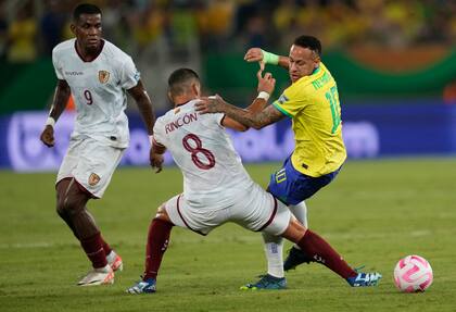 Neymar sufre una falta de Tomás Rincón luego de dejar desairado a Yangel Herrera con un caño en el primer tiempo de Brasil vs. Venezuela.