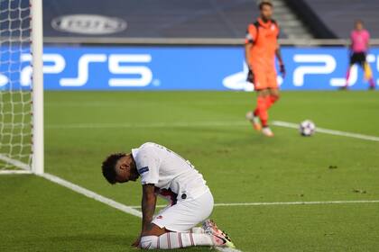 Neymar sufrió por su mala puntería en el primer tiempo, pero celebró al final del juego