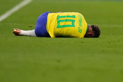 Neymar, tendido sobre el césped durante el juego del Grupo G del Mundial entre Brasil y Serbia, en el estadio de Lusail, en Lusail, Qatar, el 24 de noviembre de 2022. (AP Foto/Aijaz Rahi)