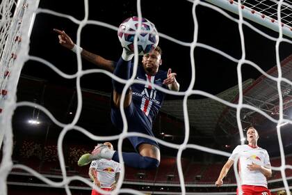 Neymar tocó la pelota cuando ya había ingresado al arco: es el tercer gol de PSG, de Bernat