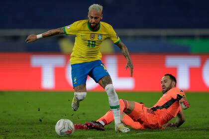 Neymar, un distinto; aquí busca eludir al colombiano Ospina 