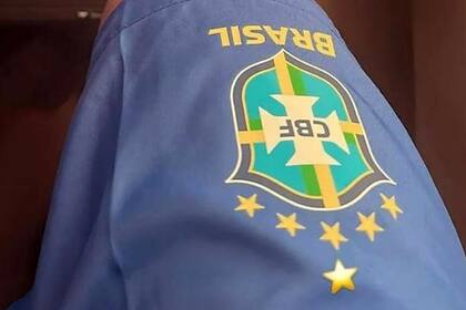 Neymar y el pantaloncito con la sexta estrella de Brasil, como si ya fuera campeón de Qatar.