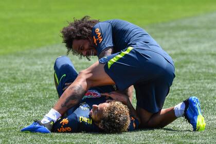 Neymar y Marcelo, jugando en el entrenamiento de la selección