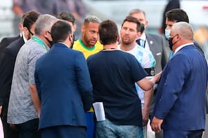 Lo que le dijo Messi al "intruso" que entró a la cancha a llevarse a sus compañeros