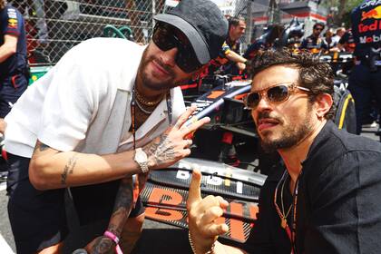 Neymar y Orlando Bloom posan con el auto del piloto neerlandés Max Verstappen que se consagró campeón con su Red Bull RB 19.