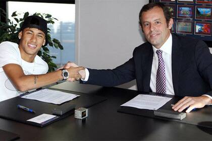 Neymar y Sandro Rosell, en la firma del contrato del brasileño con Barcelona