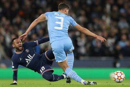 Neymar y Ruben Dias disputan la pelota en el duelo por Champions League