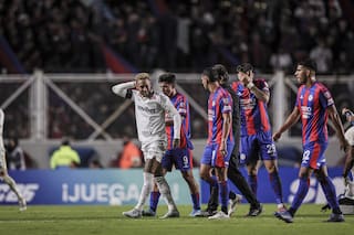 El sueño en construcción de San Lorenzo chocó con una estrella que brilla de a ratos y quiere el Mundial