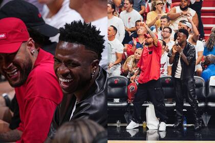 Neymar y Vinicius estuvieron en Miami para el cuarto partido de las finales de la NBA