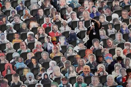 Cientos de espectadores en la tribuna... pero sólo unos pocos son reales