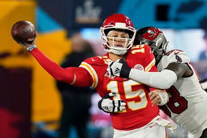 Patrick Mahomes es llamado a ser el sucesor de Brady, pero el domingo por la noche no tuvo un buen partido