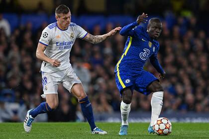 N'Golo Kante, volante de Chelsea, intenta un pase ante la marca de Toni Kroos, mediocampista de Real Madrid en el partido de ida por la Champions League