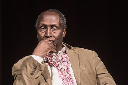 Ngugi wa Thiong'o debió exiliarse de Kenia en 1978; a su regreso en 2004, fue atacado por hombres armados