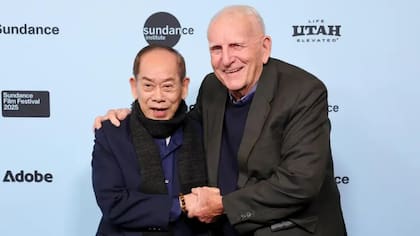 Nguyen Thanh Nghe y Carl Robinson en el estreno del documental "The Stringer"