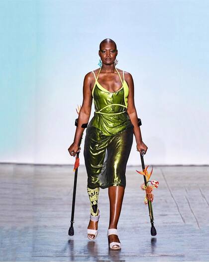 Mama Cax, una modelo afroamericana amputada, ya conocida en las pasarelas.