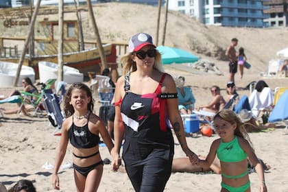 Ni bien aterrizó en el país vecino, Wanda se fue a disfrutar de la playa. La empresaria lució un enterito deportivo arriba de su traje de baño rojo, gorrita y anteojos negros para estar bajo el sol