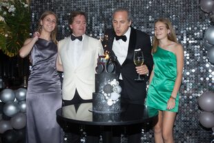 Ni bien el reloj marcó las 12, Javier sopló las velitas junto a su socio y pareja, Leopoldo Montes, y sus sobrinas, Carolina e Inés O´Toole.