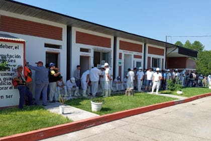 Ni bien se enteraron de que la planta dejaría de operar, los empleados decidieron hacer guardia dos días en la entrada del frigorífico, en busca de respuestas acerca de su futuro laboral