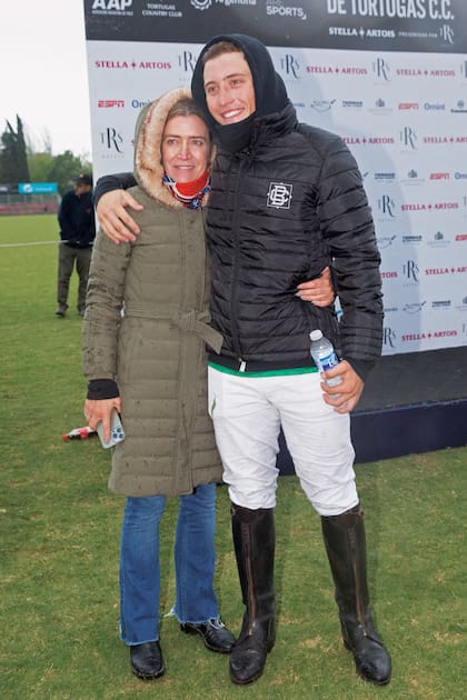 Ni bien tocó la campana final, Barto bajó del caballo y se abrazó con su mamá, Camila Cambiaso.