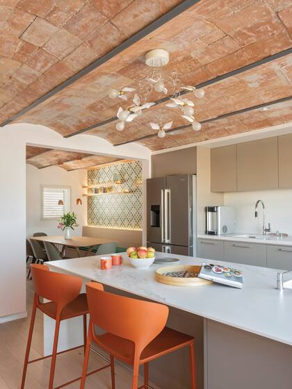 Ni blanco ni colores fuertes: para bajomesadas y alacenas, se eligió un elegante color visión.