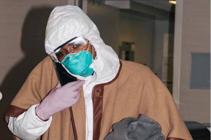 Ni el barbijo se quitó para hablar por teléfono.