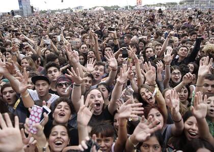 Ni el mal tiempo conspiró con el tercer Lollapalooza argentino: unas 80.000 personas cantaron y bailaron ayer en la primera presentación del gran festival del rock en el Hipódromo de San Isidro. Familias y amigos no sólo disfrutaron de la música, sino también de diversiones para chicos y un gran pat