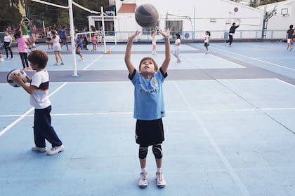 Si bien es esperable que los chicos hagan deportes y otras actividades fuera del colegio, los especialistas plantean la necesidad de prestar atención a señales de agotamiento