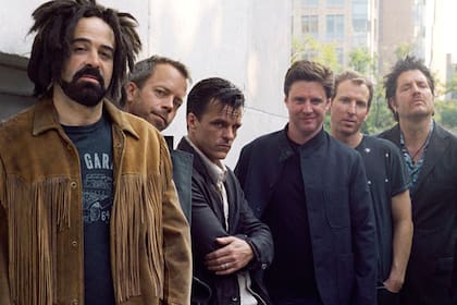 Ni la campera de nobuk con flecos ni los movimientos espasmódicos del cantante Adam Duritz pudieron evitar que "Mr. Jones" se convirtiera en un enorme hit