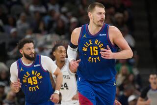 Ni la lesión detuvo a Nikola Jokic y llega a los playoffs tras una temporada histórica