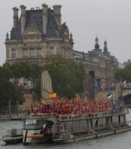 Ni la lluvia pudo arruinarles la Ceremonia de Apertura a los reyes de España quienes viajaron a París para aplaudir el paso del equipo nacional. Por primera vez, la ceremonia se realizó fuera de un estadio