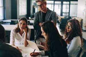 Ni leer ni estudiar: el hábito que practican las personas más inteligentes, según la inteligencia artificial