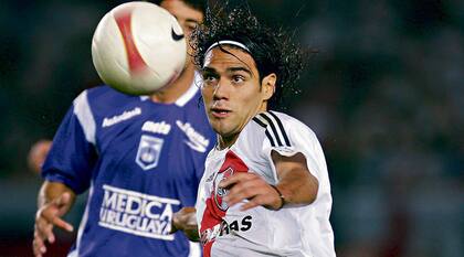 El colombiano Radamel Falcao García marcó 45 goles en 113 partidos y en 2009 emigró a Porto por 7,2 millones de dólares