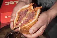 Ni “burger” ni tostado: el sándwich que rescata un plato vintage, lleva relleno que no chorrea y es fácil de hacer en casa