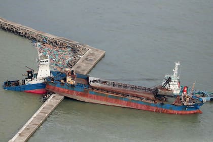 Ni siquiera los pesados barcos cargueros pudieron eludir los tifones y tsunamis