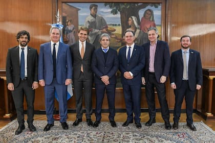 Niall Ferguson, al lado de Luis Caputo; del otro lado del ministro de Economía está Pierpaolo Barbieri