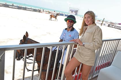 Nic Roldan saluda a su novia, Hannah
Selleck, antes de empezar su partido